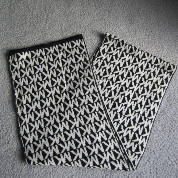 Michael  Michael Kors Scraf,MK Logo All over Acrylic Knit,‎ Winter, Cozy, Warm - Picture 1 of 7